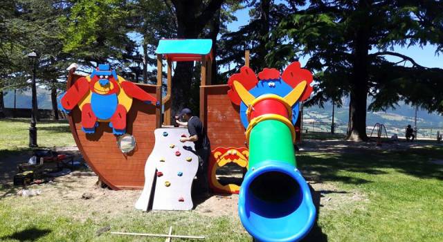 Pietrasanta dona un parco giochi e 10mila euro ai terremotati di Camerino