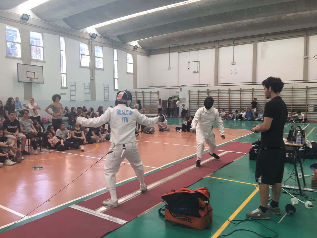 Gli studenti viareggini a scuola di scherma bendati