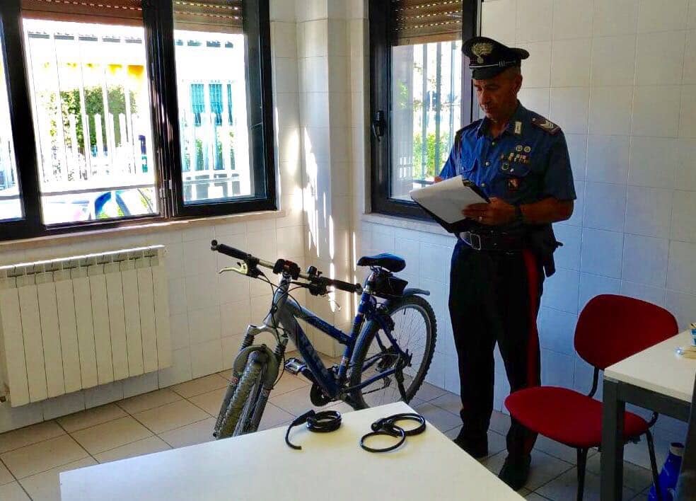 Rubano una bici da una rastrelliera. Arrestati un uomo e una donna a Torre del Lago