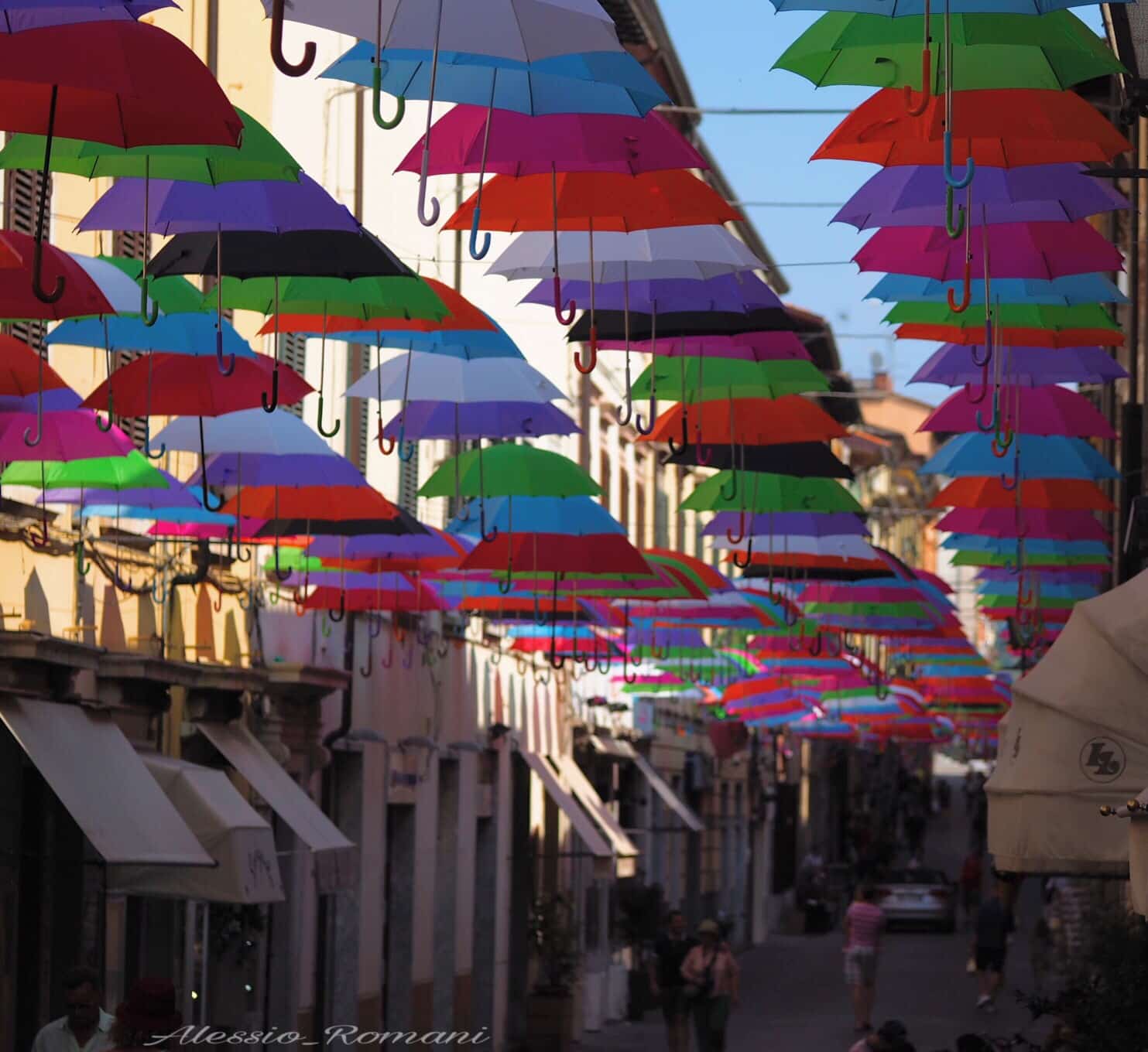 Pietrasanta al centro di social e tv, la città sfodera il lato glam