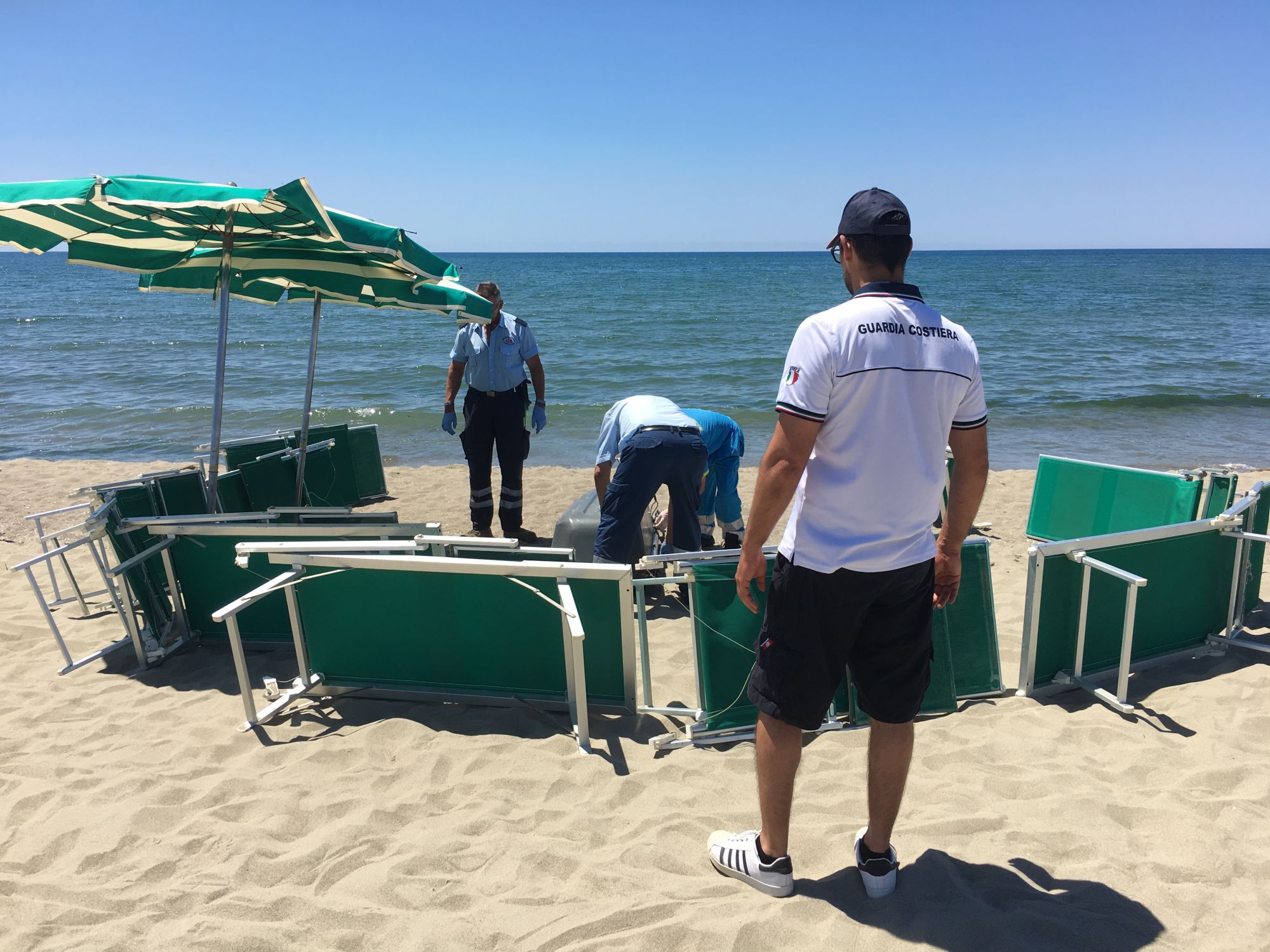 Tragedia a Torre del Lago. Ha un malore in riva al mare e muore