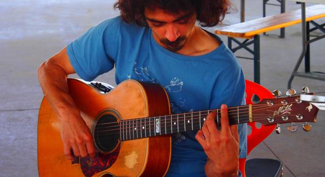 Concerto all&#8217;alba in spiaggia, con la chitarra di Lorenzo Niccolini