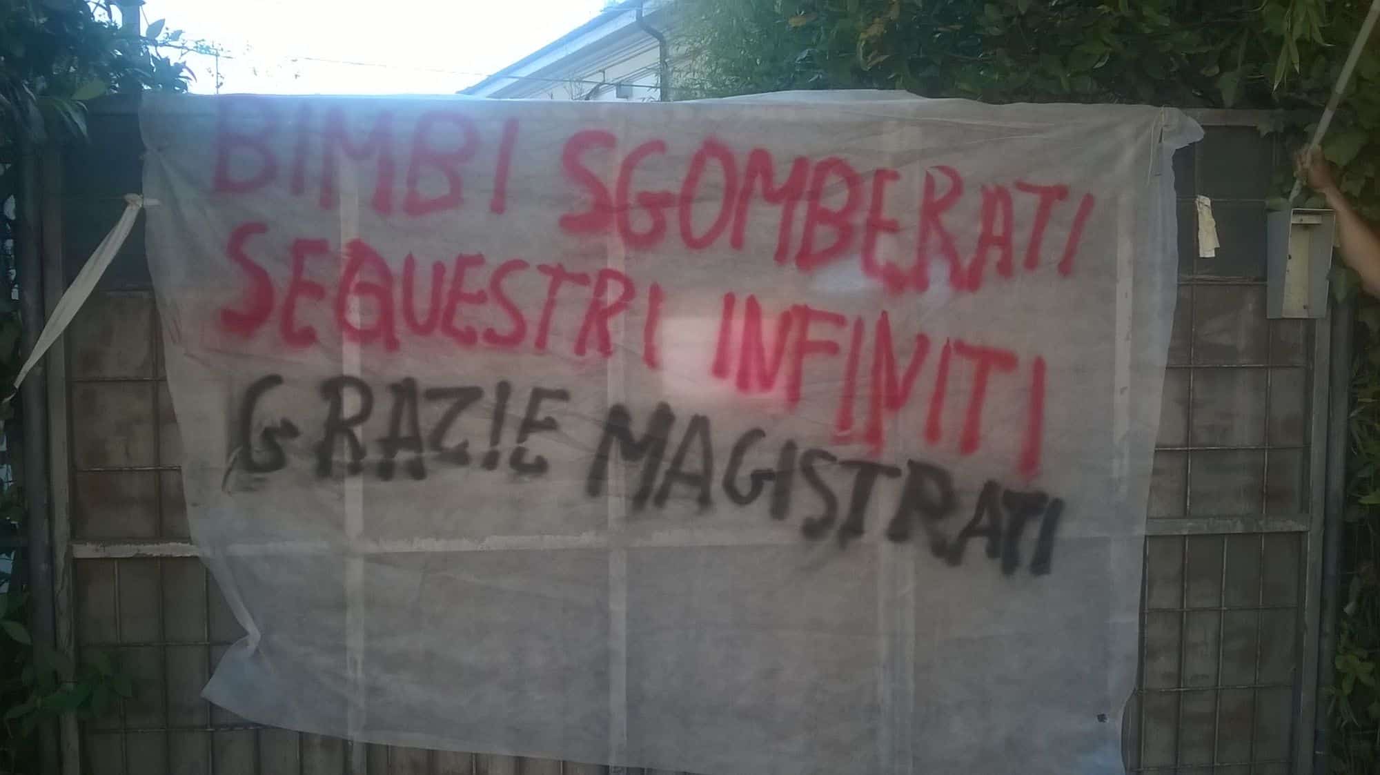 Banner Tour per le vie di Viareggio della Brigata sociale Antisfratto e Unione Inquilini