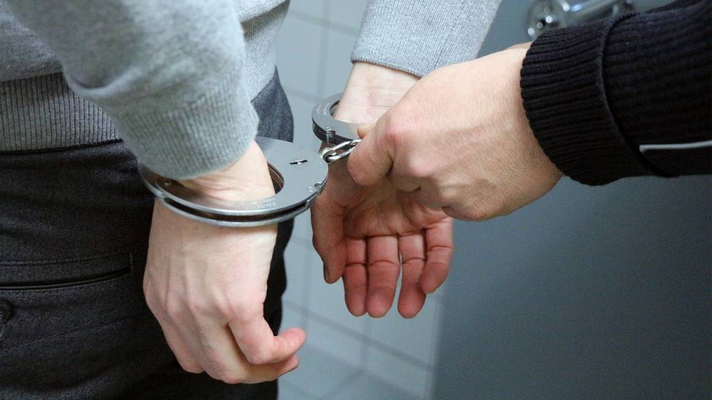 arresto arresti manette forze dell'ordine