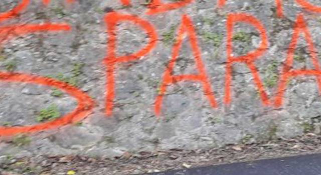 Ancora scritte sui muri contro il sindaco (e anche un candidato)