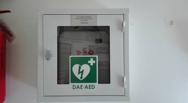 Donazione Defibrillatore al Bagno Alhambra di Viareggio