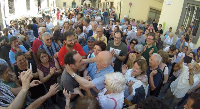 Festa in piazza (di sera) per la riconferma a sindaco di Del Dotto