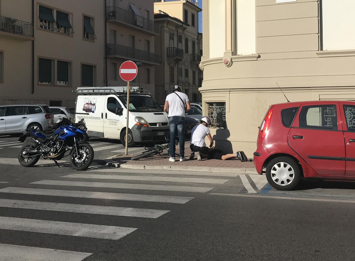 spettacolare arresto in passeggiata