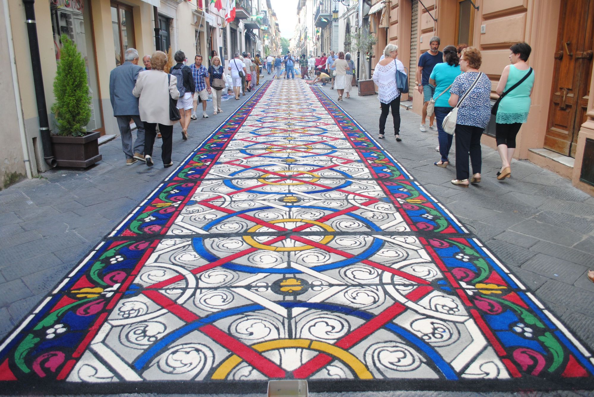 Come nascono i tappeti di segatura di Camaiore? Un’arte effimera che è già un ricordo