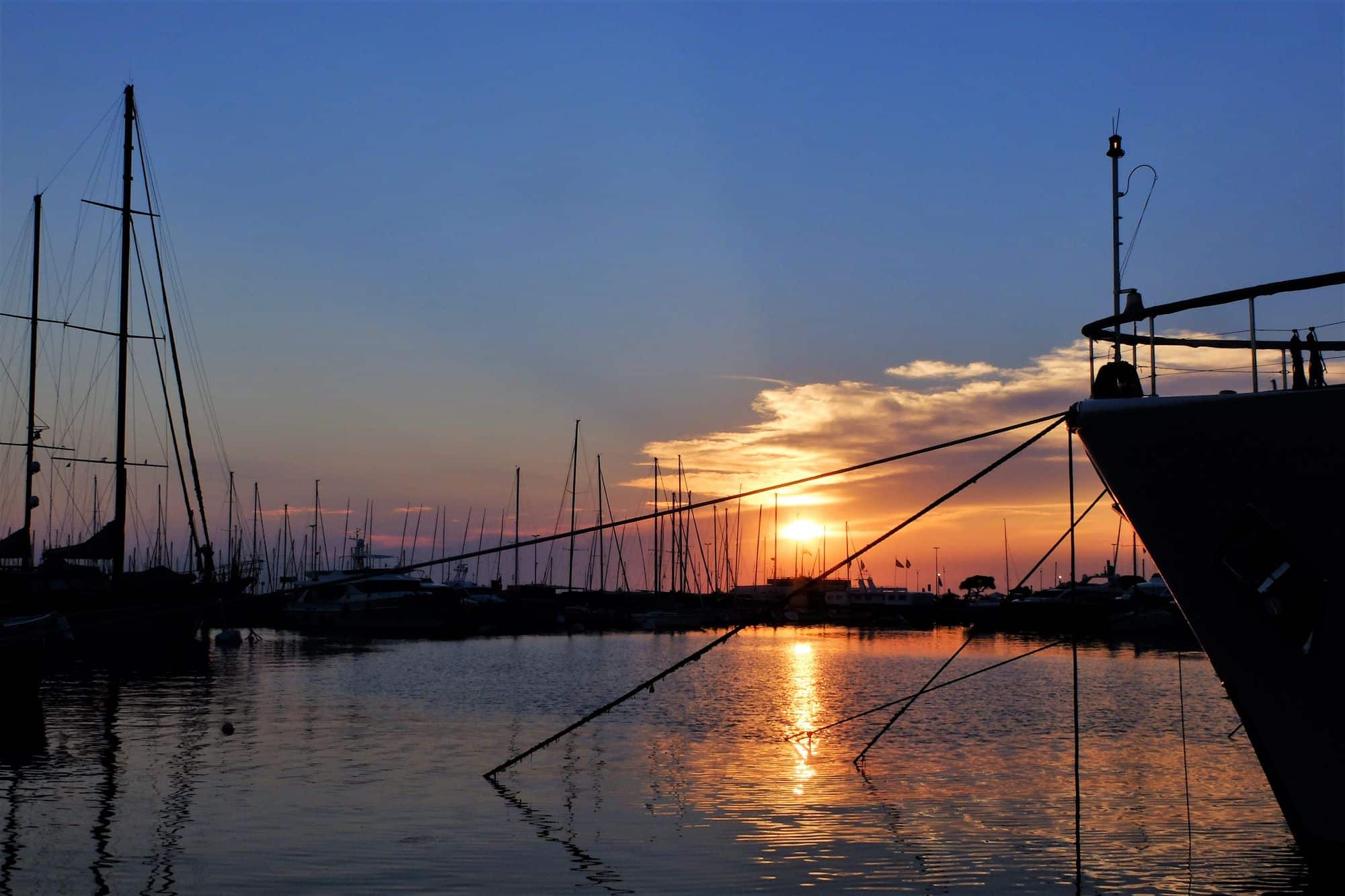 Yacht al tramonto