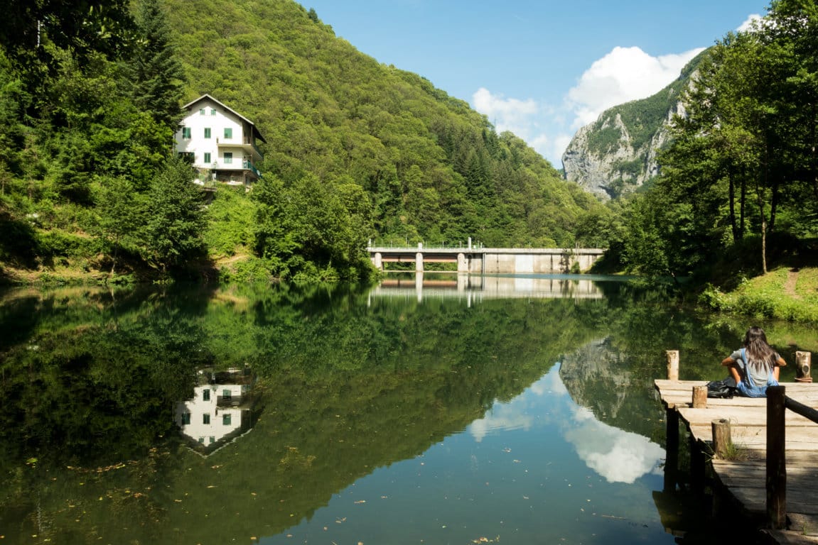 La ragazza e il lago