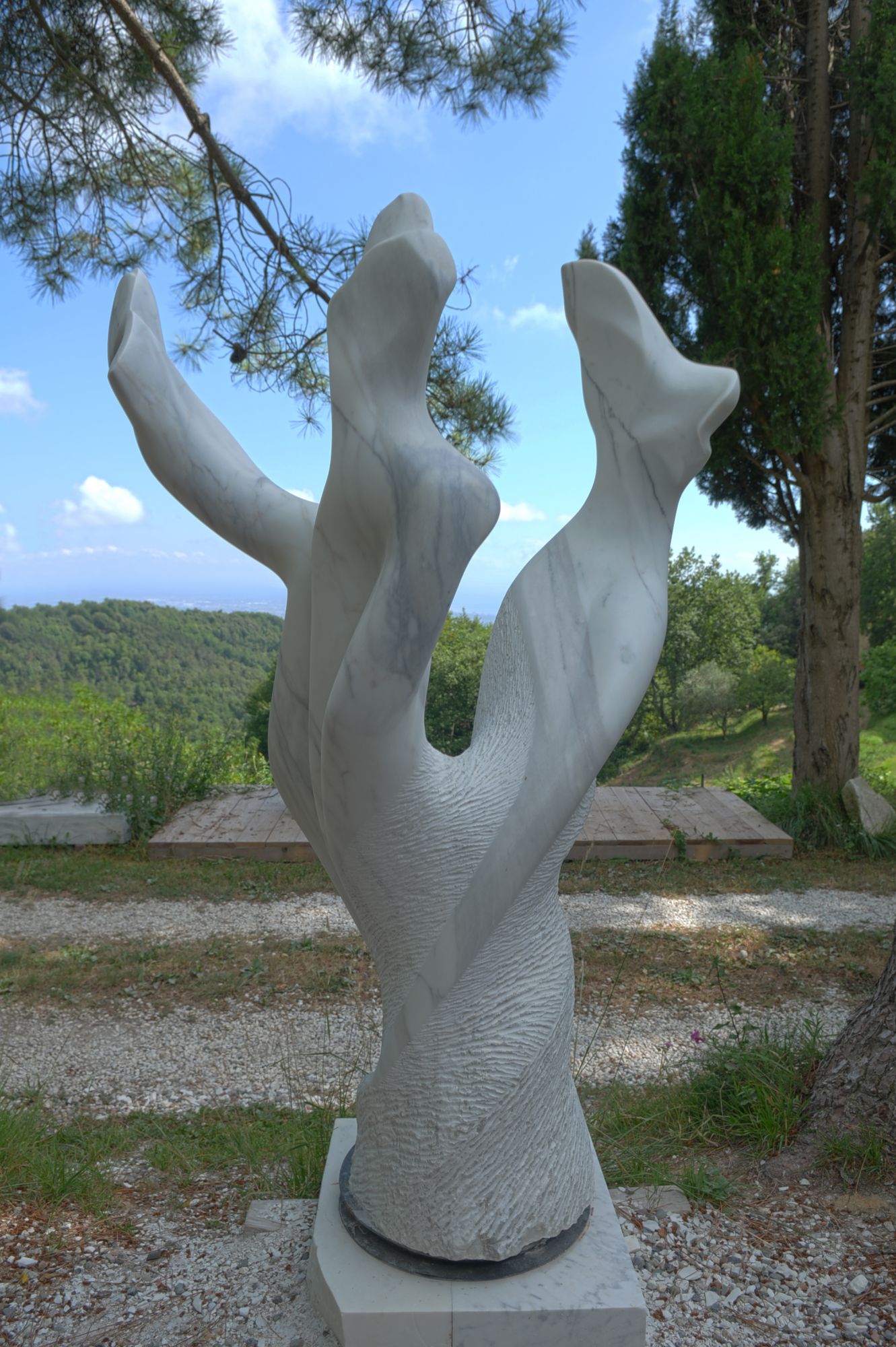 Una nuova scultura a Capezzano Monte, monumento di Anne-Claire agli alberi caduti