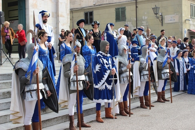 Flash mob medievale a Tonfano, sfila la contrada della Cervia in vista del primo Festival