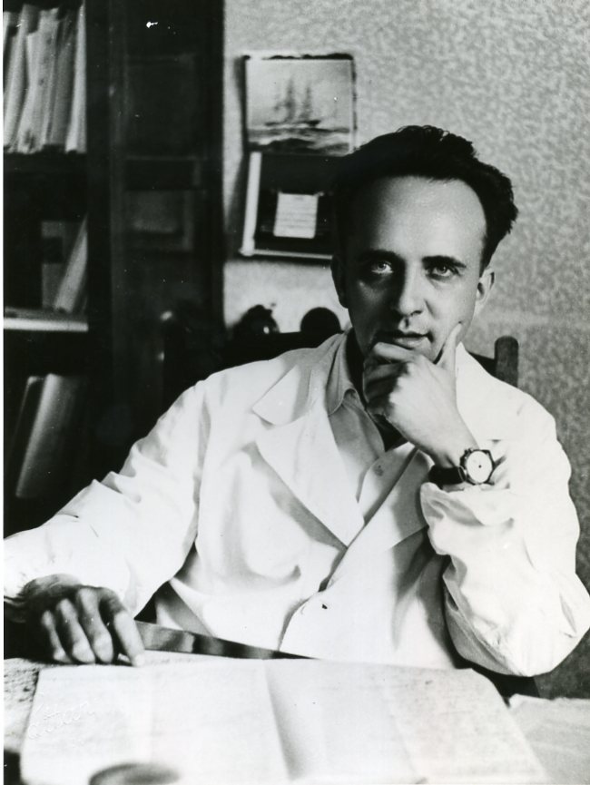 Giuseppe Moruzzi nel suo studio a Pisa nel 1949