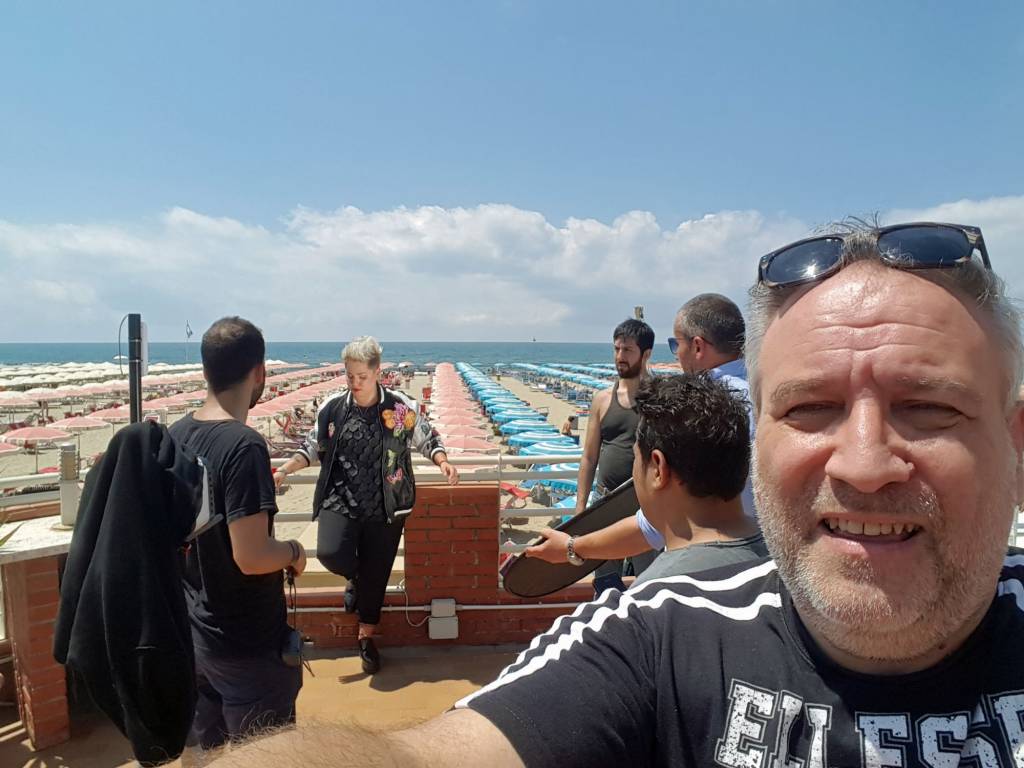 La troupe di valentina borchi a lavoro al bagno venezia di lido di camaiore