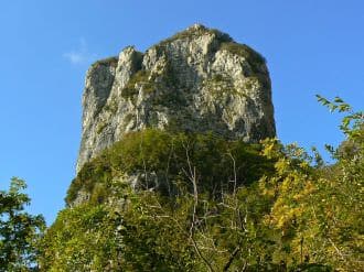 Un girotondo in difesa del monte Procinto