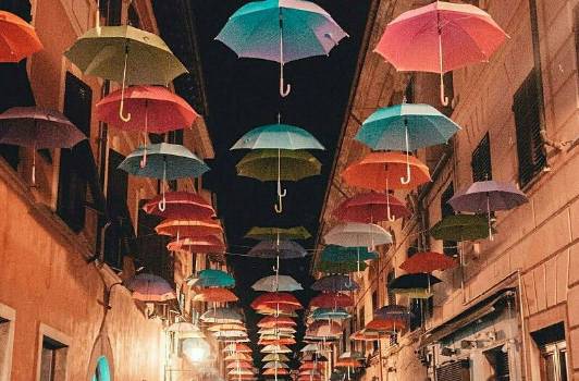Pietrasanta espone gli ombrelli anche in agosto
