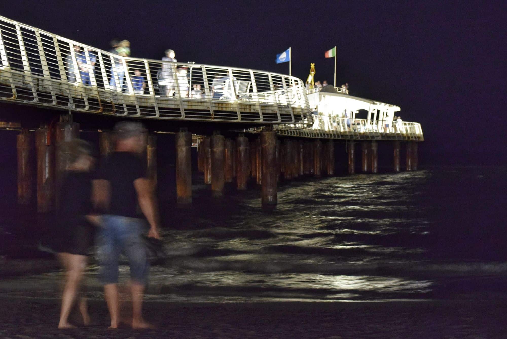 Sotto il pontile di notte