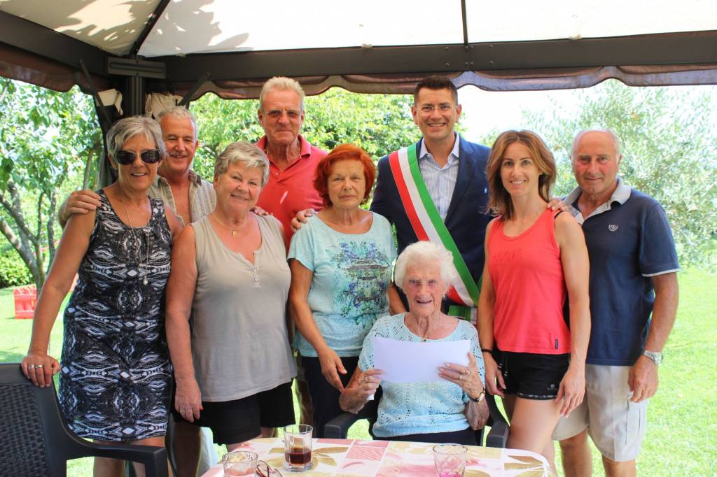 Foto Mazzoni con centenaria Berta