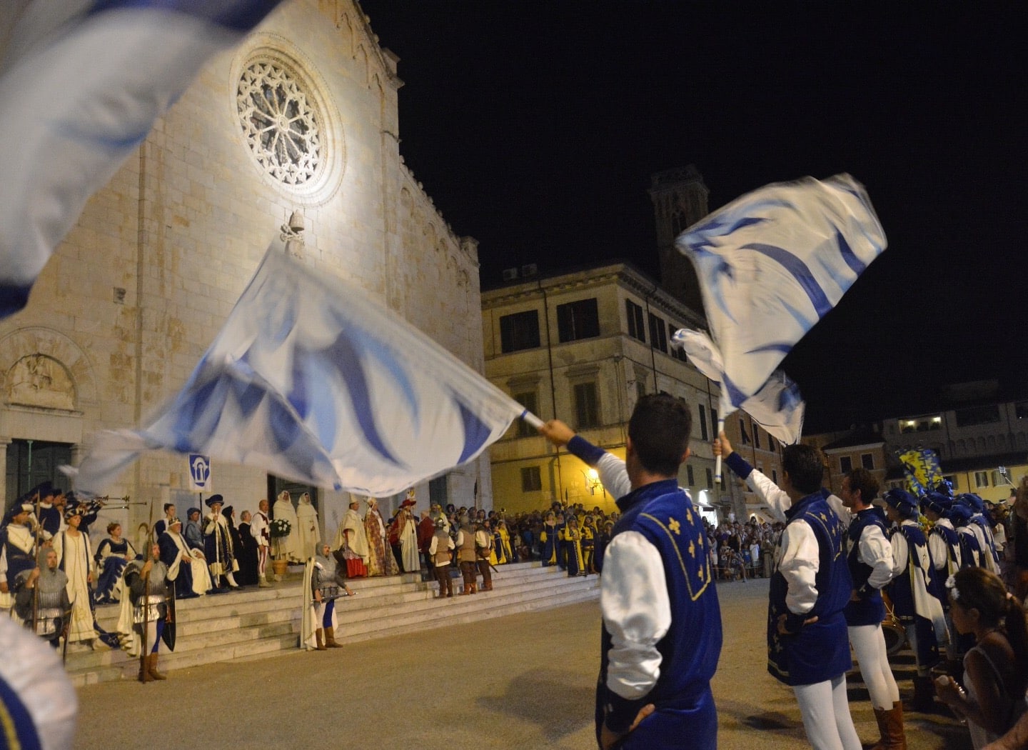 Pietrasanta Medievale, in migliaia in piazza per il corteo storico