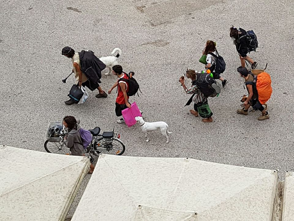 Foto artisti di strada allontanati dal centro