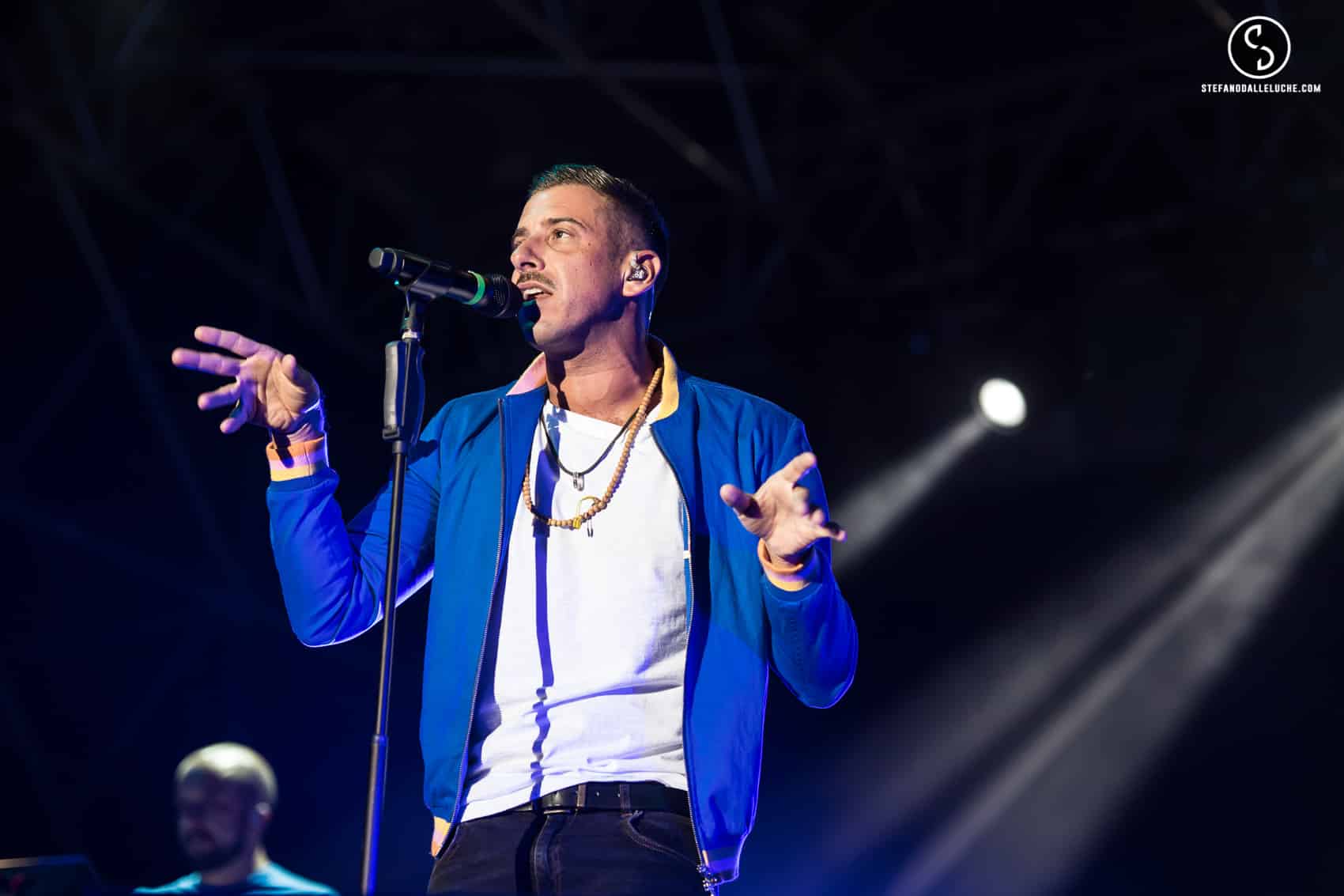 La prima serata di Francesco Gabbani a Villa Bertelli, la fotogallery