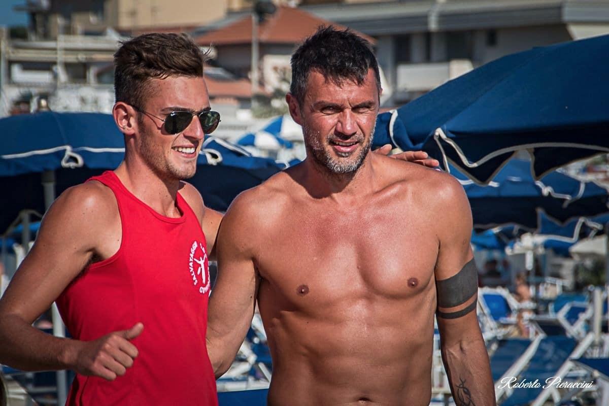 Paolo Maldini in formissima in spiaggia a Viareggio