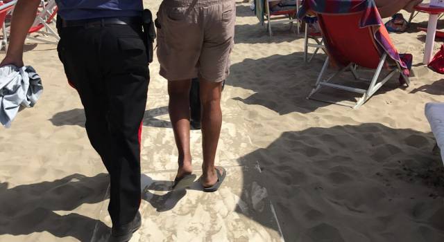 Arresto in spiaggia, ladro beccato sotto l&#8217;ombrellone