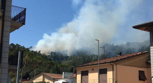 Ancora fiamme a Camaiore, incendio in zona Contra