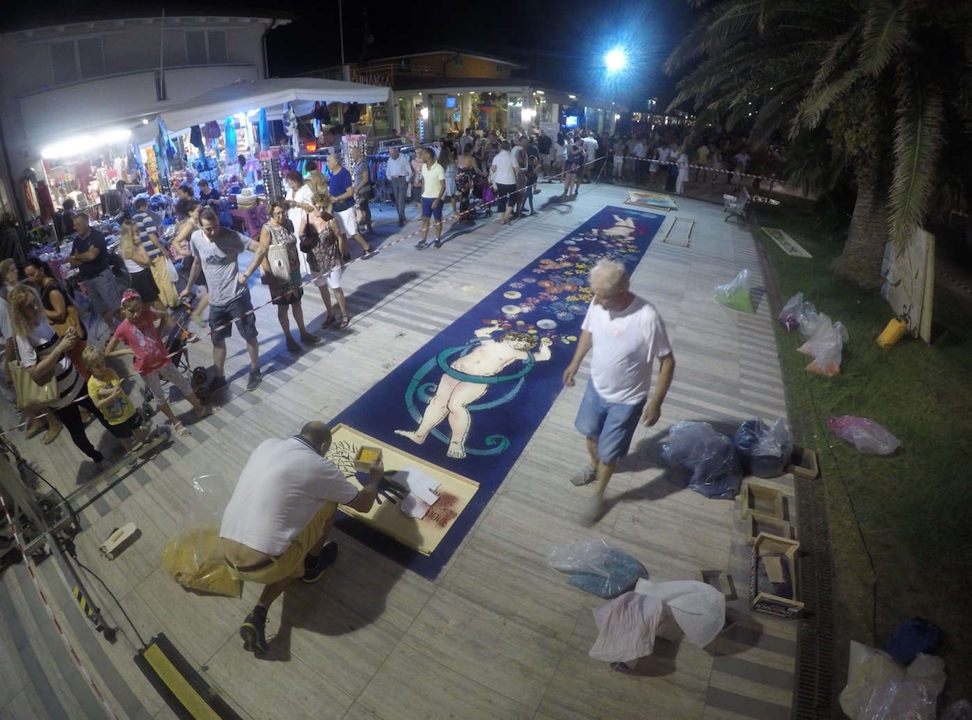 I turisti a Lido incantati dai tappeti di segatura