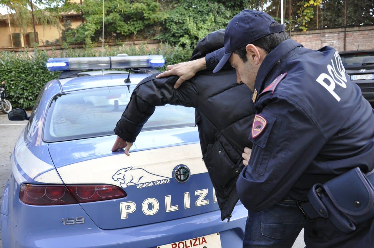 Entra in casa, trova un ladro col coltello e chiama la Polizia: arrestato il malvivente