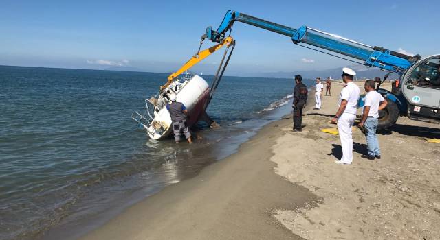 Le spettacolari immagini della rimozione dello yacht dal mare