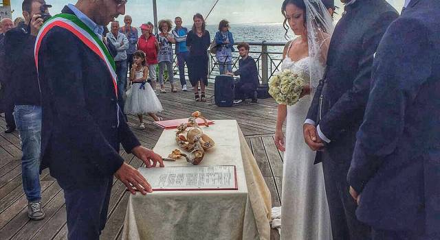 Nozze internazionali sul pontile, a Pietrasanta è boom dei fiori d’arancio