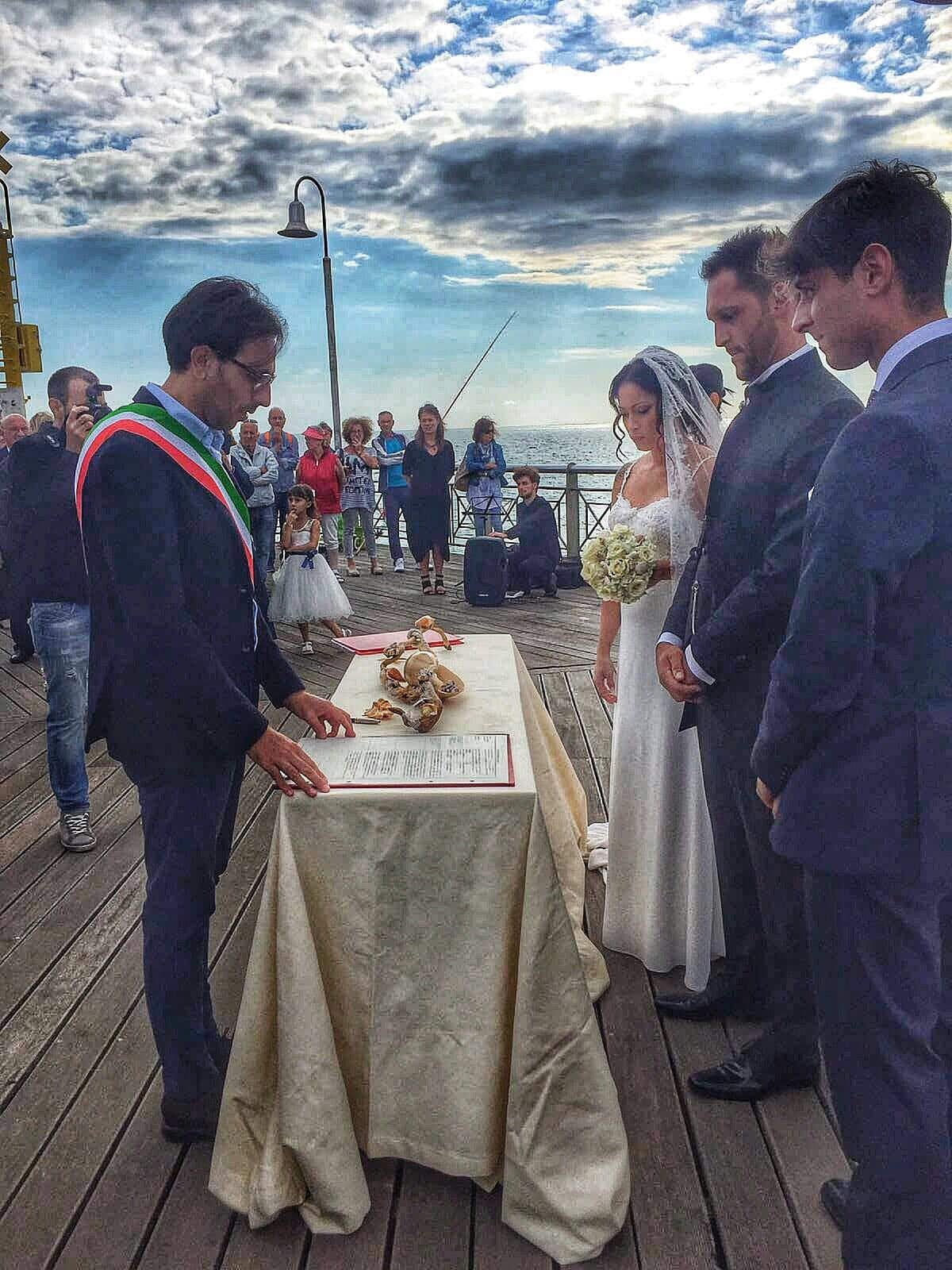 Nozze internazionali sul pontile, a Pietrasanta è boom dei fiori d’arancio