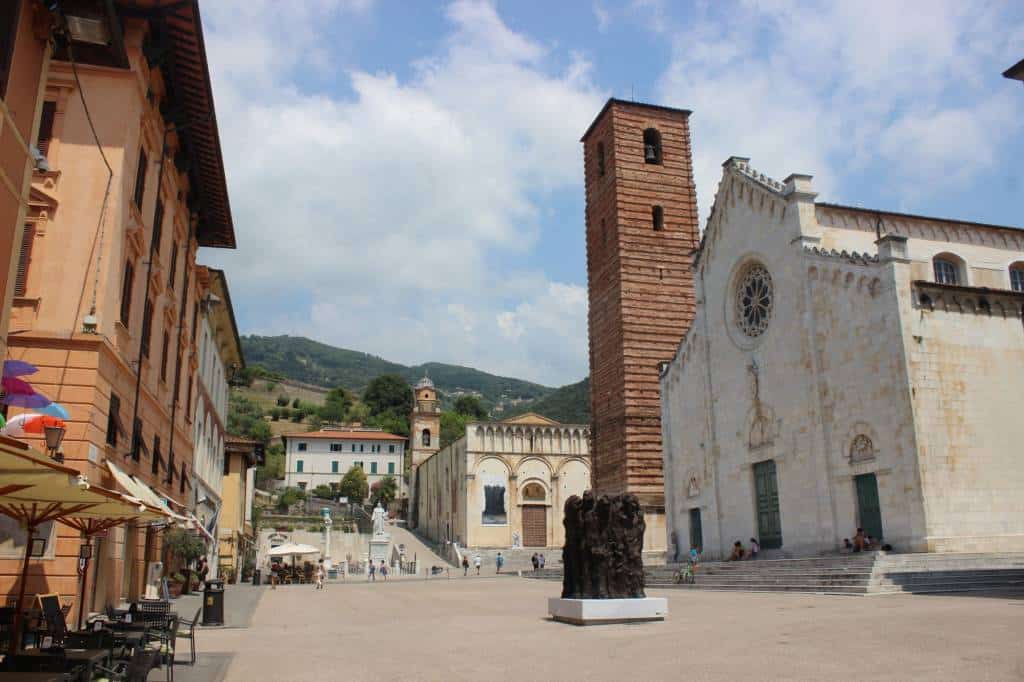Foto centro storico con opera Sorensen