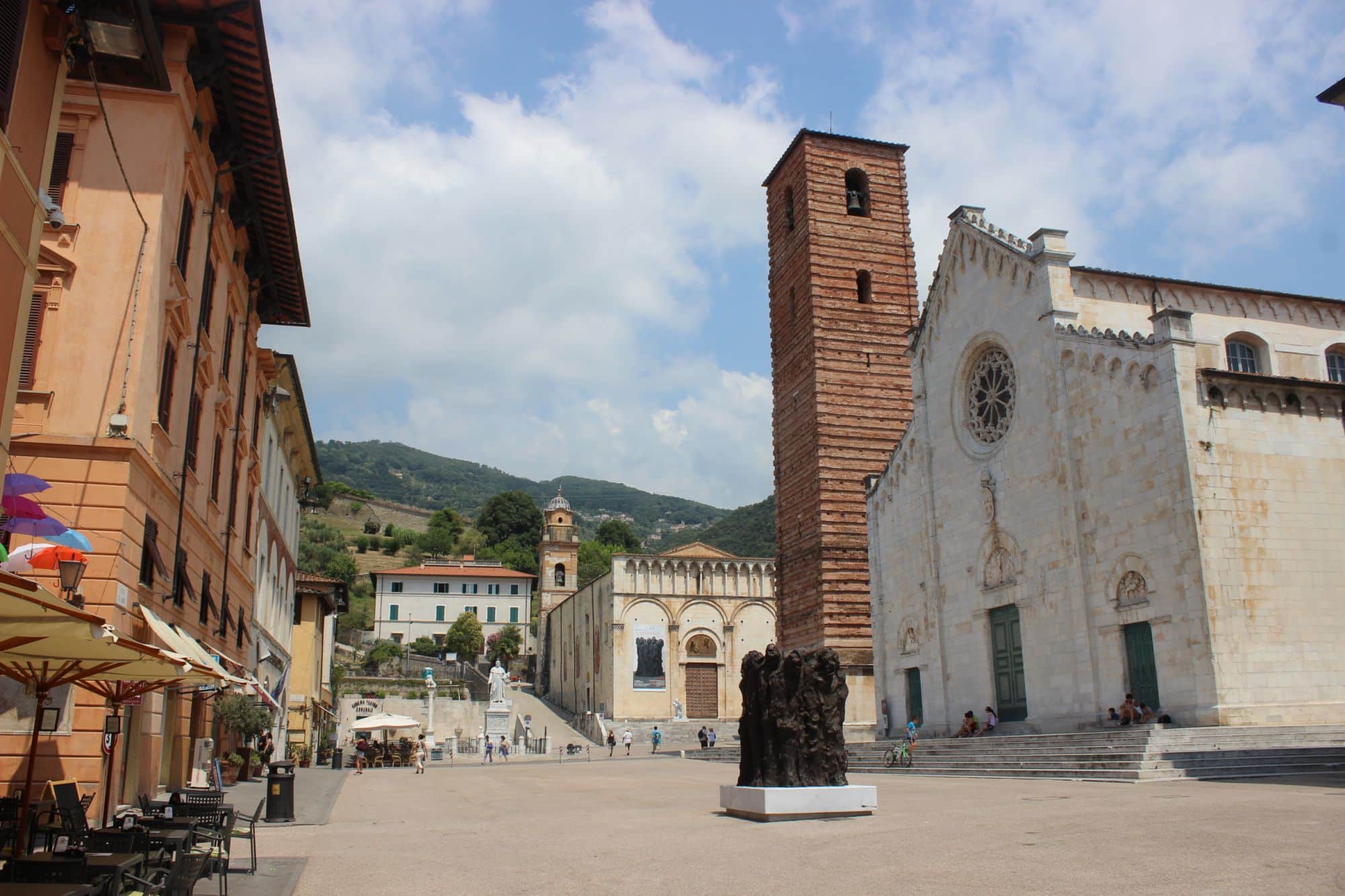 Foto centro storico con opera Sorensen
