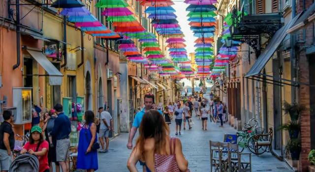 Riconsegna degli ombrelli che hanno colorato l&#8217;estate di Pietrasanta