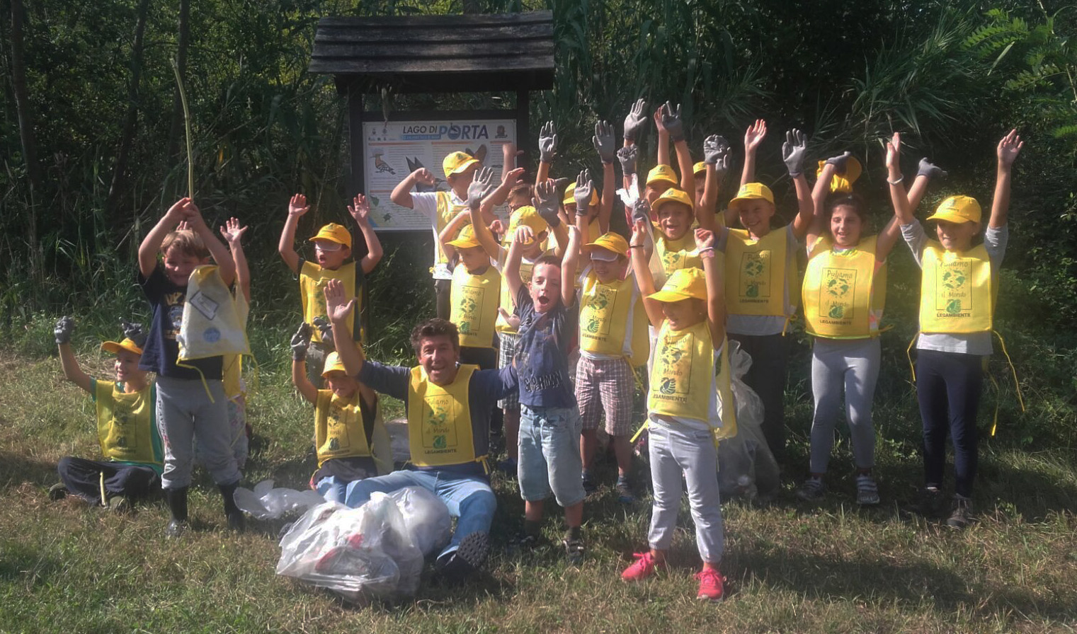 Puliamo il mondo 2017, piccoli volontari in azione alla Versiliana