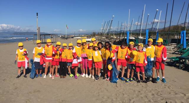 Oltre trecento  bambini puliscono la spiaggia, attività fisica e salute con il progetto Move Up