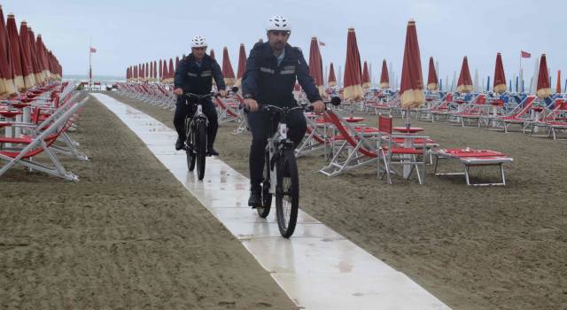 I balneari donano due biciclette alla polizia municipale