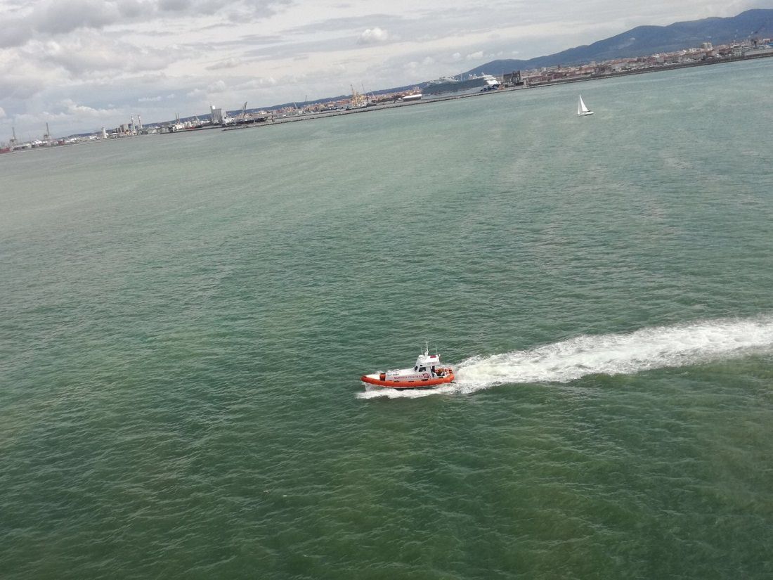 82 enne svenuto in acqua, vani i tentativi di rianimarlo. Forse un malore la causa della morte