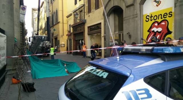 Morti due operai a Lucca mentre preparano la festa di Santa Croce