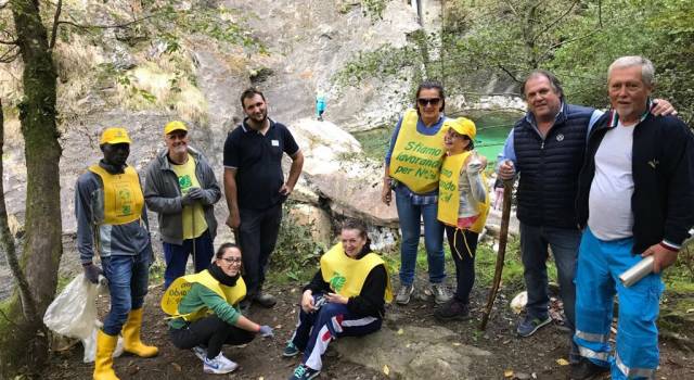 Volontari ripuliscono il torrente Serra