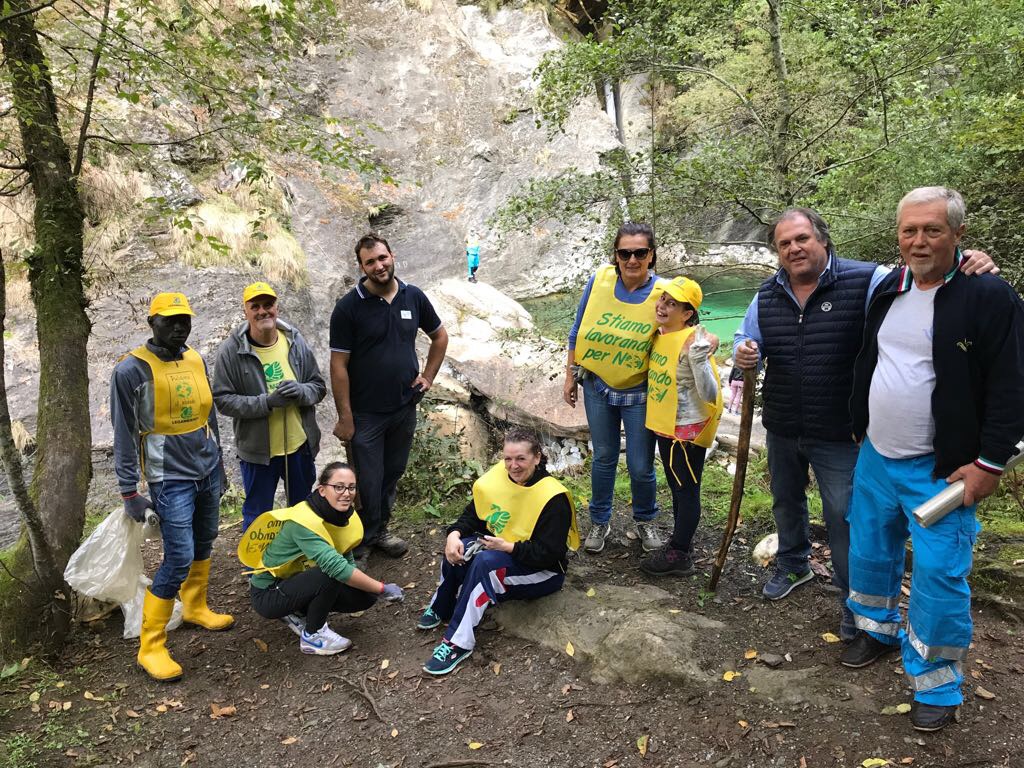 Volontari ripuliscono il torrente Serra