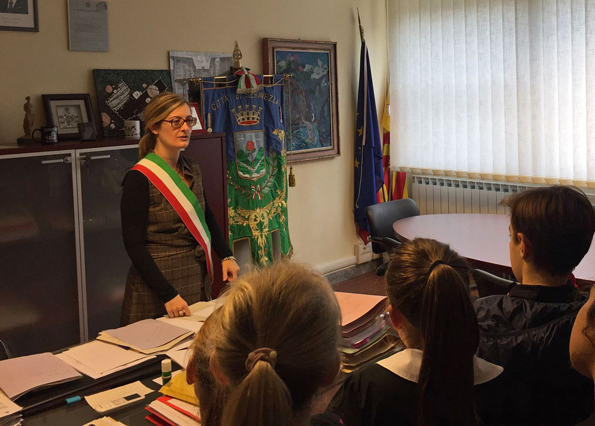 “Io Primo Cittadino” a Seravezza: i bambini visitano il comune e imparano come si fa il sindaco