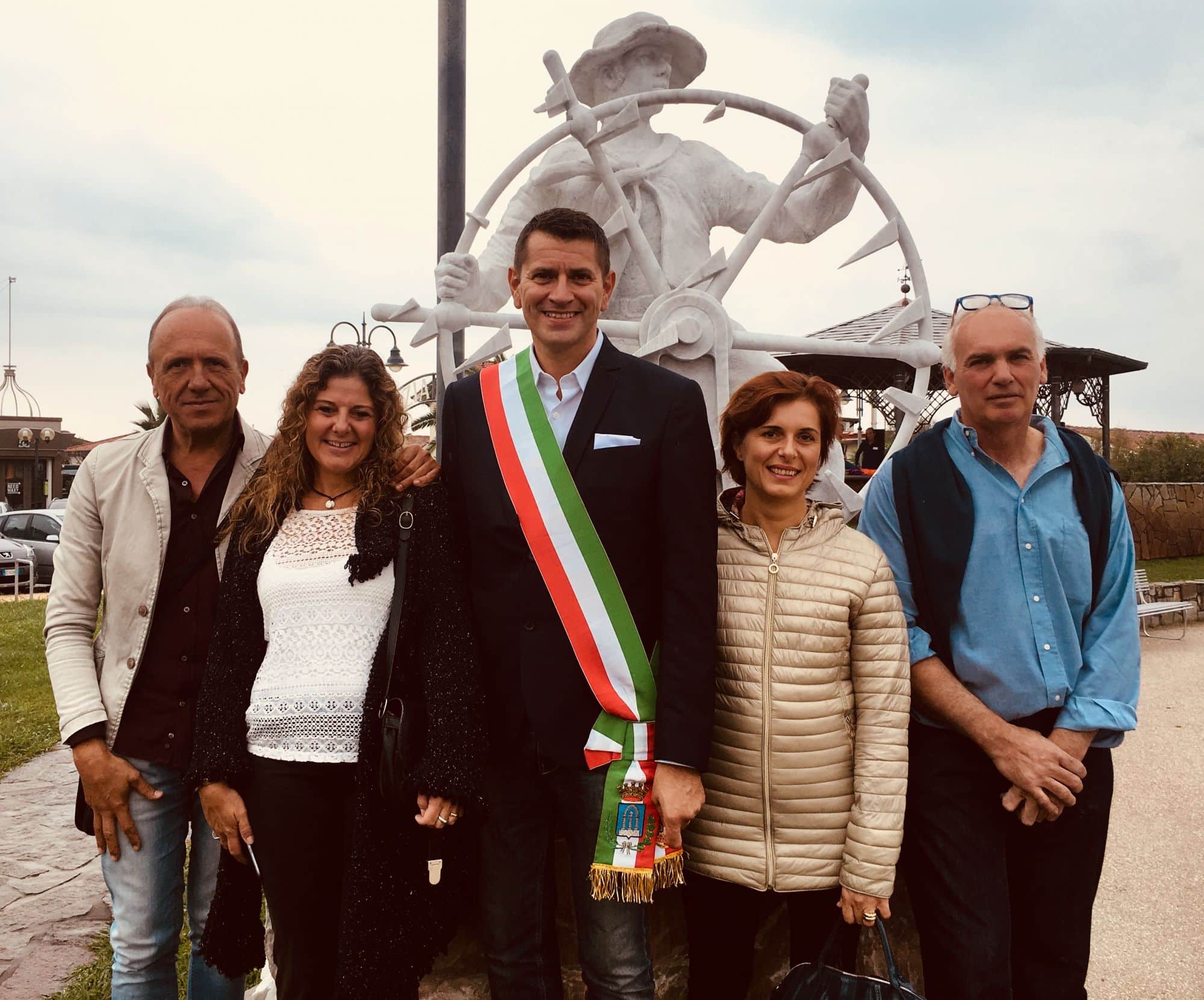 Inaugurata “Sailor”, all’ingresso del pontile di Tonfano la statua dell’americano Joe Donald Reyonolds