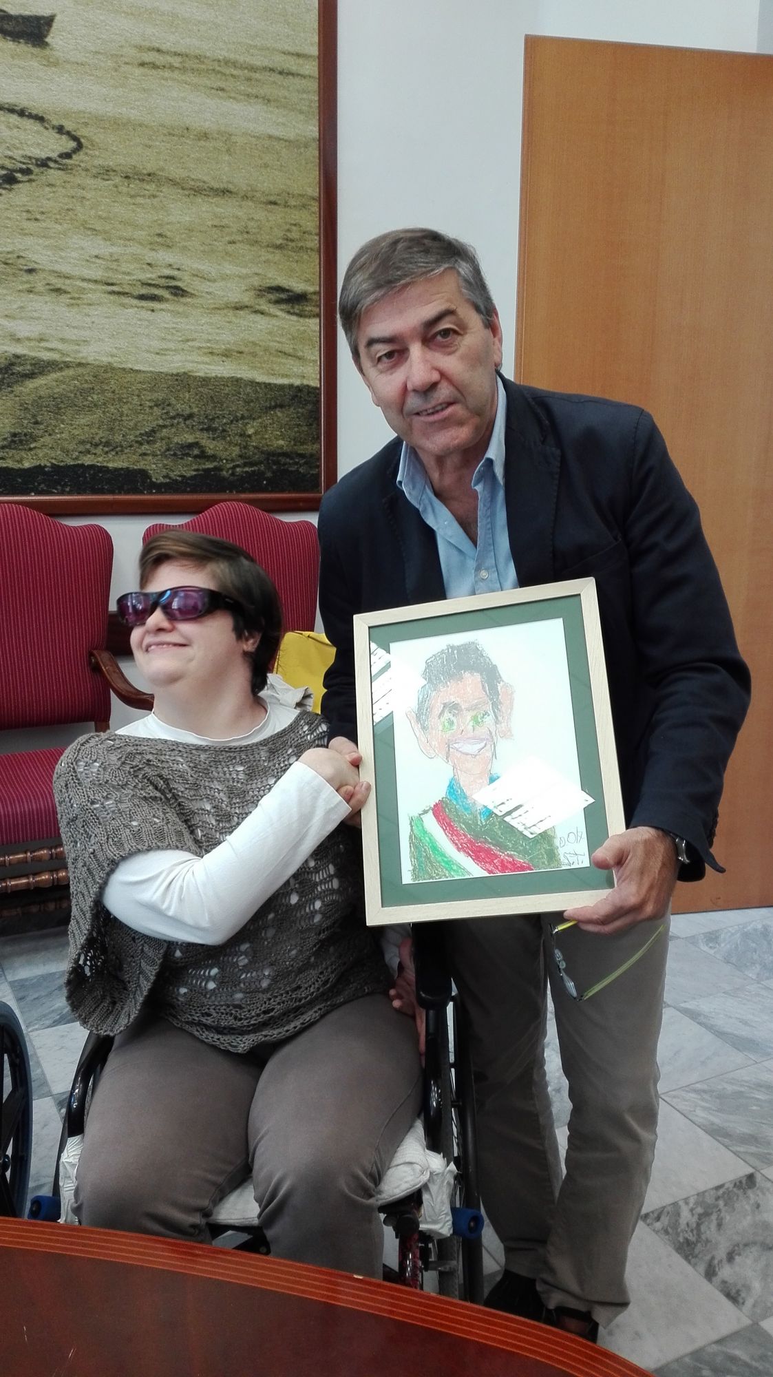 Donato al sindaco Bruno Murzi un ritratto ad opera di Stefania Tognetti dell’associazione A.B.C.