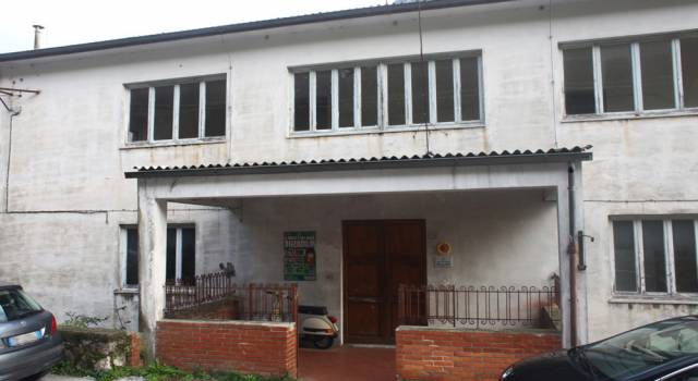 L’ex scuola di Casoli verrà demolita, approvato il piano
