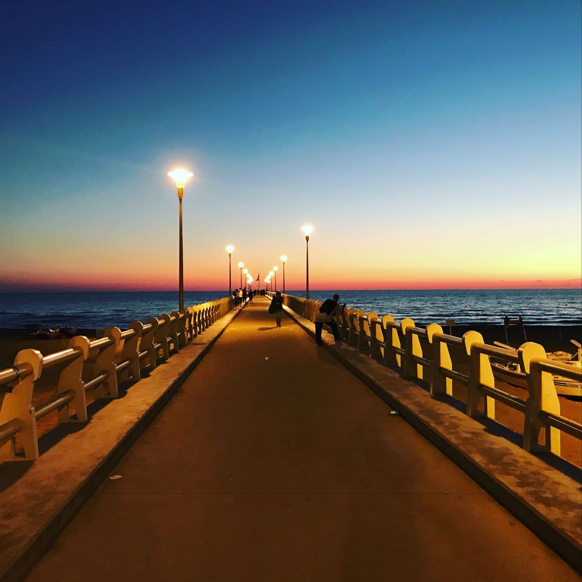 Atti vandalici sul lungomare di Forte dei Marmi