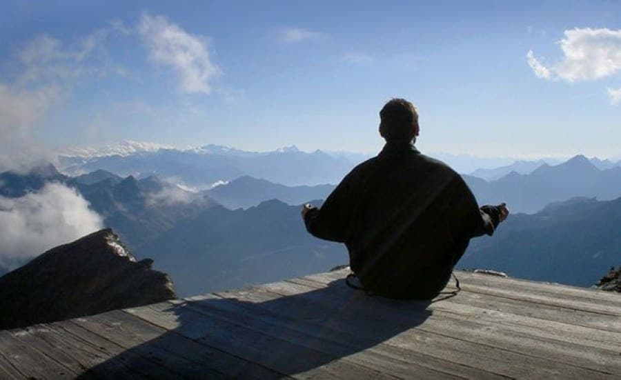 la pratica dello yoga sulle alpi